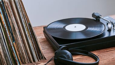 Where to Shop for Vinyl Records Online (2026): Discogs, Bandcamp, Ebay